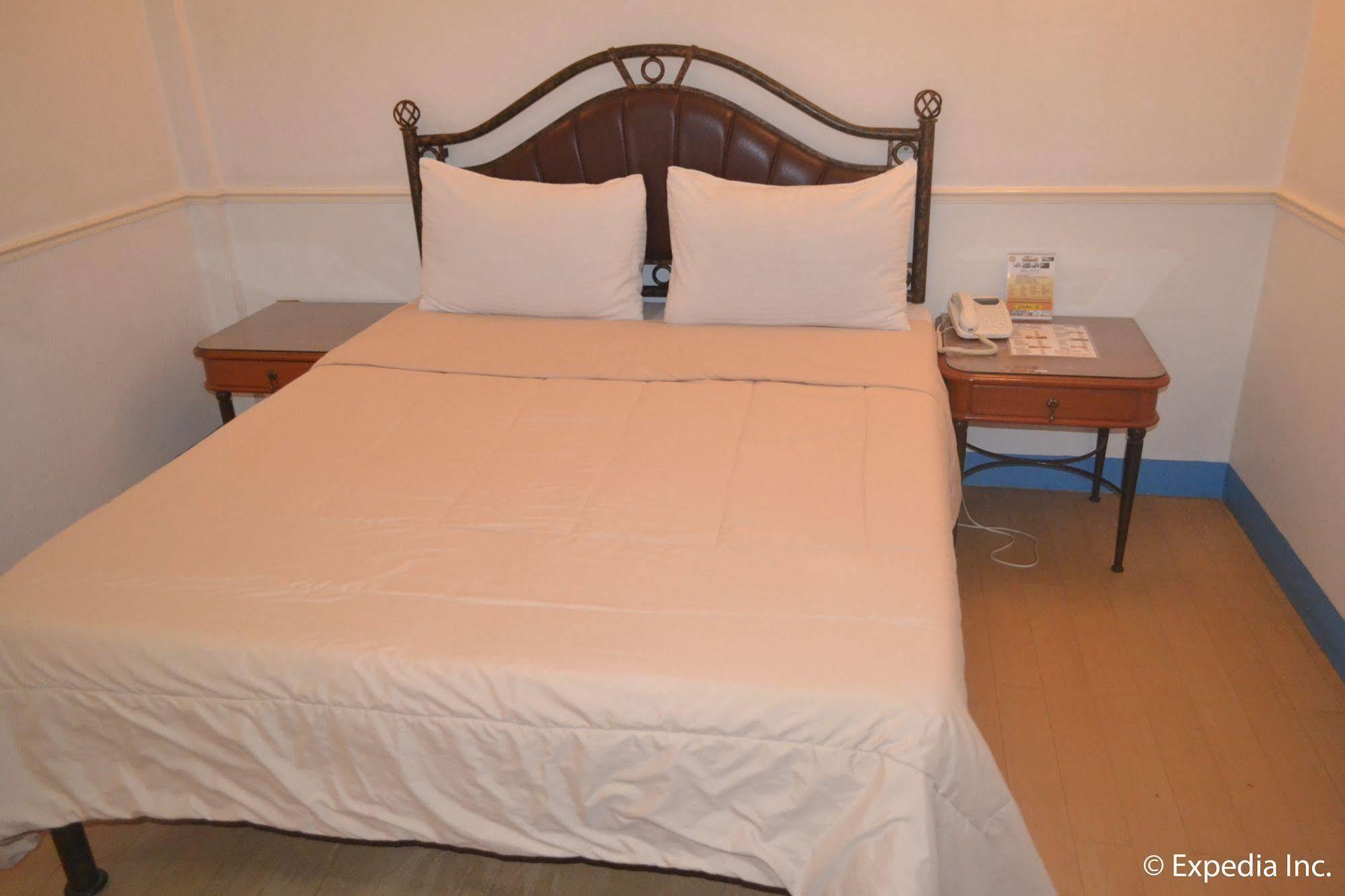 Bliss Hotel Dau Mabalacat Buitenkant foto